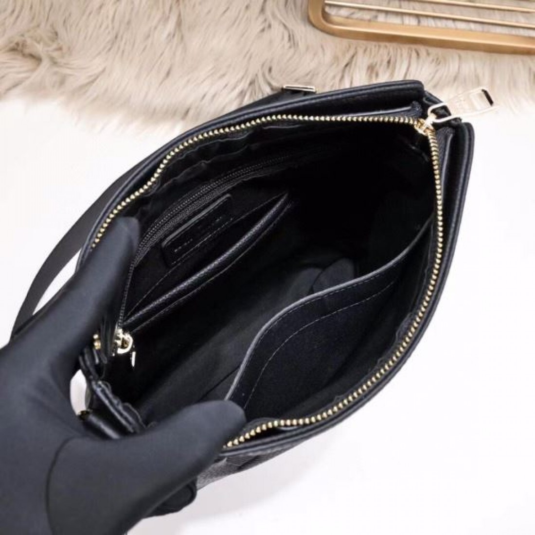  モダンで洗練された印象 LOUIS VUITTON コピー ショルダーバッグ ルイヴィトン