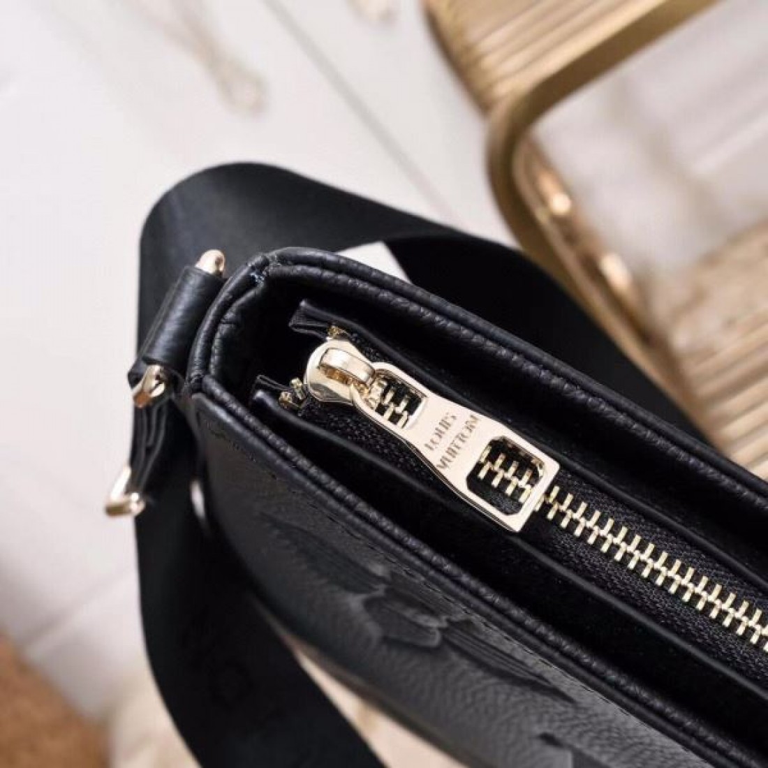  モダンで洗練された印象 LOUIS VUITTON コピー ショルダーバッグ ルイヴィトン