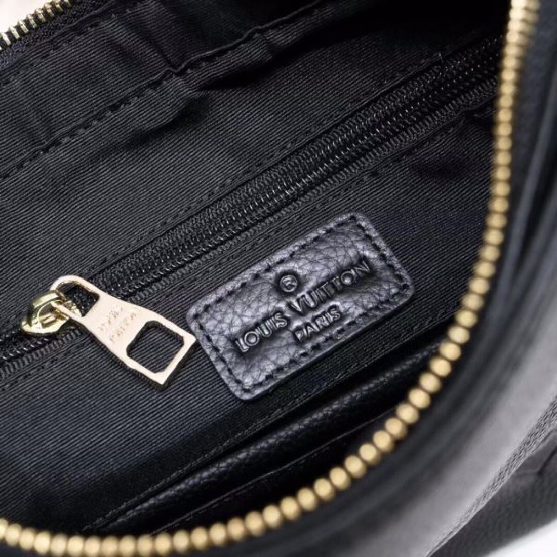  モダンで洗練された印象 LOUIS VUITTON コピー ショルダーバッグ ルイヴィトン