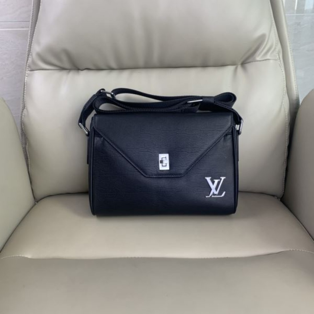 LOUIS VUITTON ルイヴィトン コピー ショルダーバッグ スタイリッシュで高級感あふれる