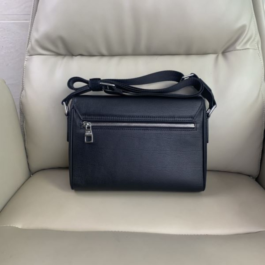 LOUIS VUITTON ルイヴィトン コピー ショルダーバッグ スタイリッシュで高級感あふれる