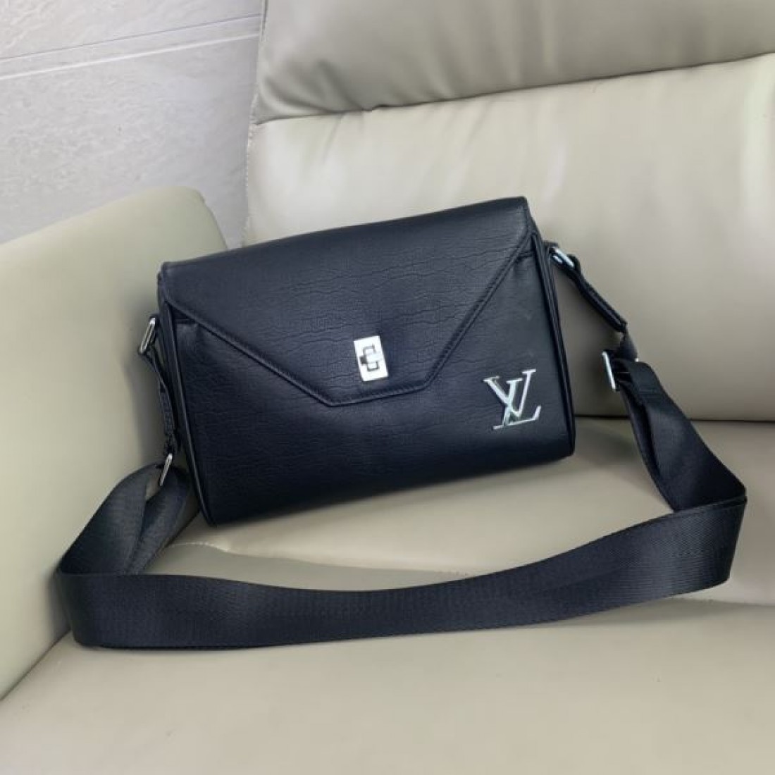 LOUIS VUITTON ルイヴィトン コピー ショルダーバッグ スタイリッシュで高級感あふれる