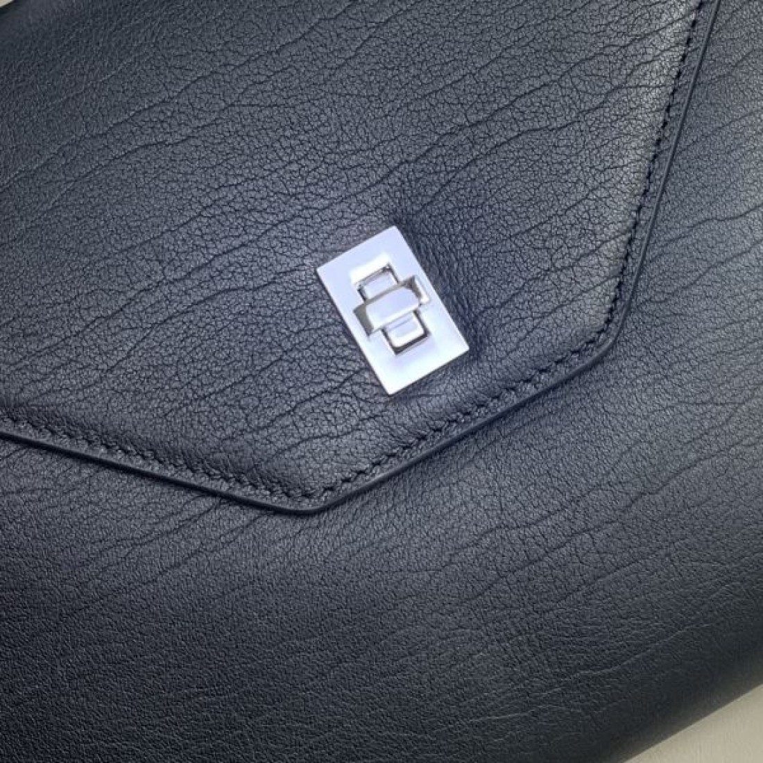 LOUIS VUITTON ルイヴィトン コピー ショルダーバッグ スタイリッシュで高級感あふれる