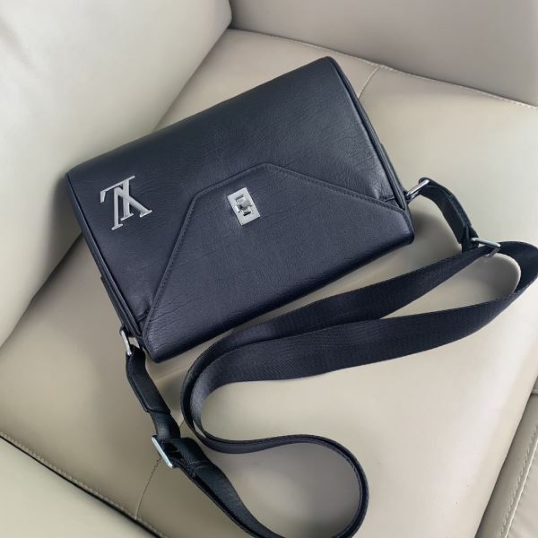 LOUIS VUITTON ルイヴィトン コピー ショルダーバッグ スタイリッシュで高級感あふれる