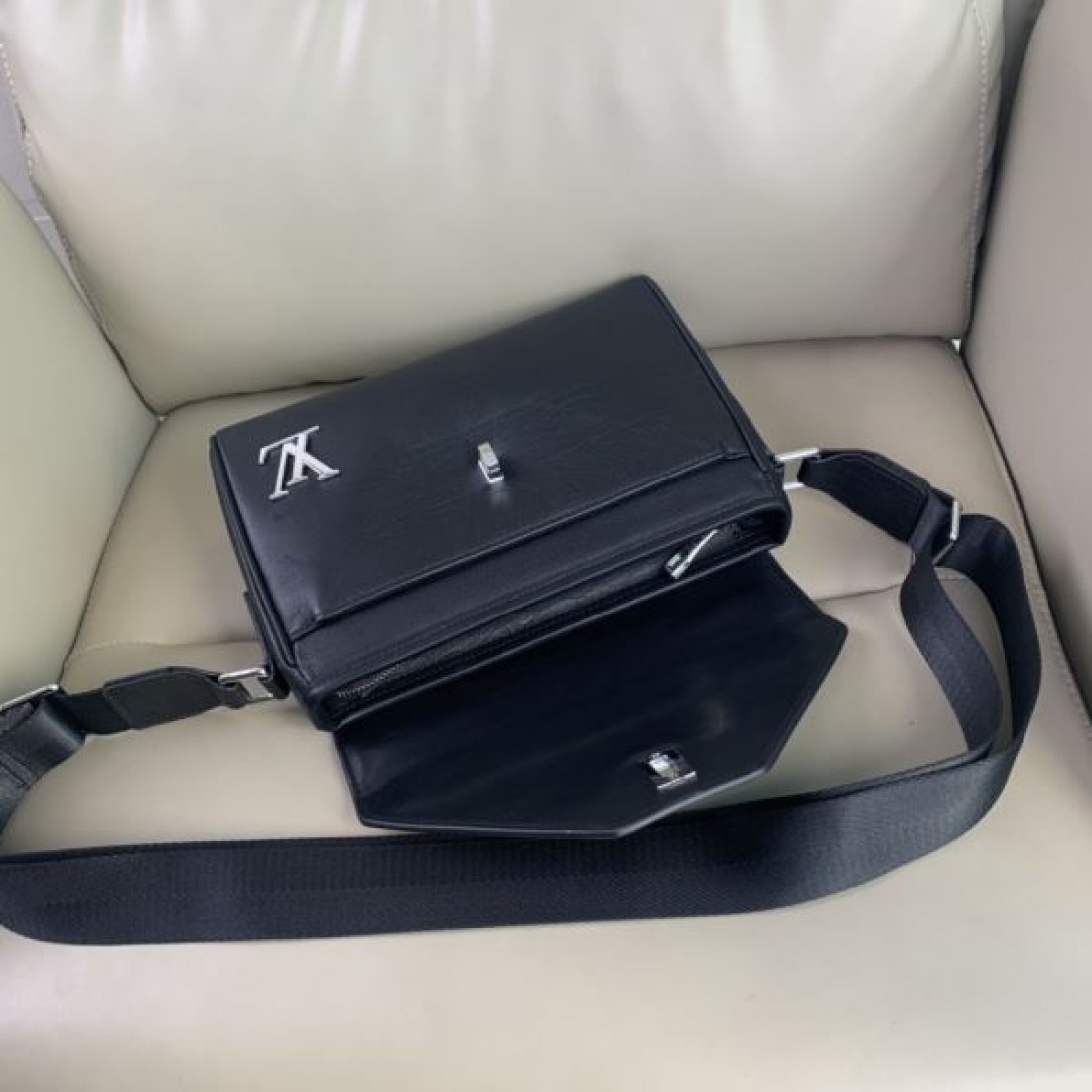 LOUIS VUITTON ルイヴィトン コピー ショルダーバッグ スタイリッシュで高級感あふれる