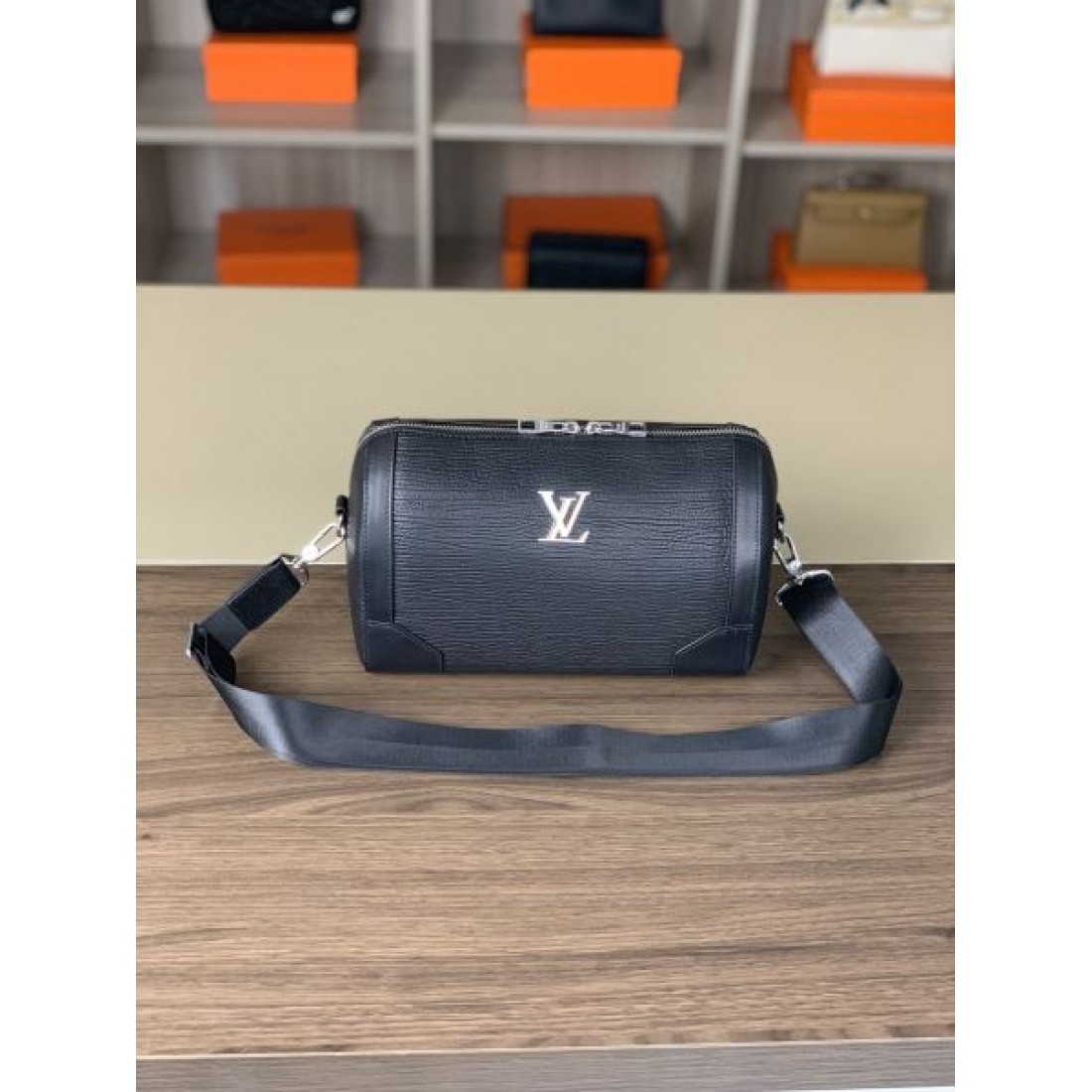 高級感あふれる LOUIS VUITTON ルイヴィトン コピー ショルダーバッグ シンプルで