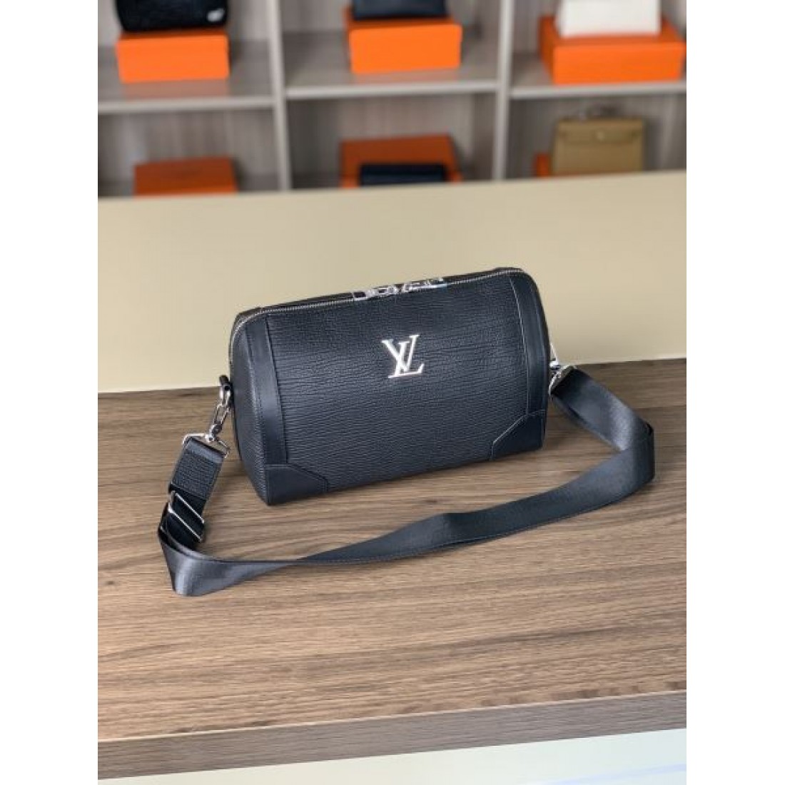 高級感あふれる LOUIS VUITTON ルイヴィトン コピー ショルダーバッグ シンプルで