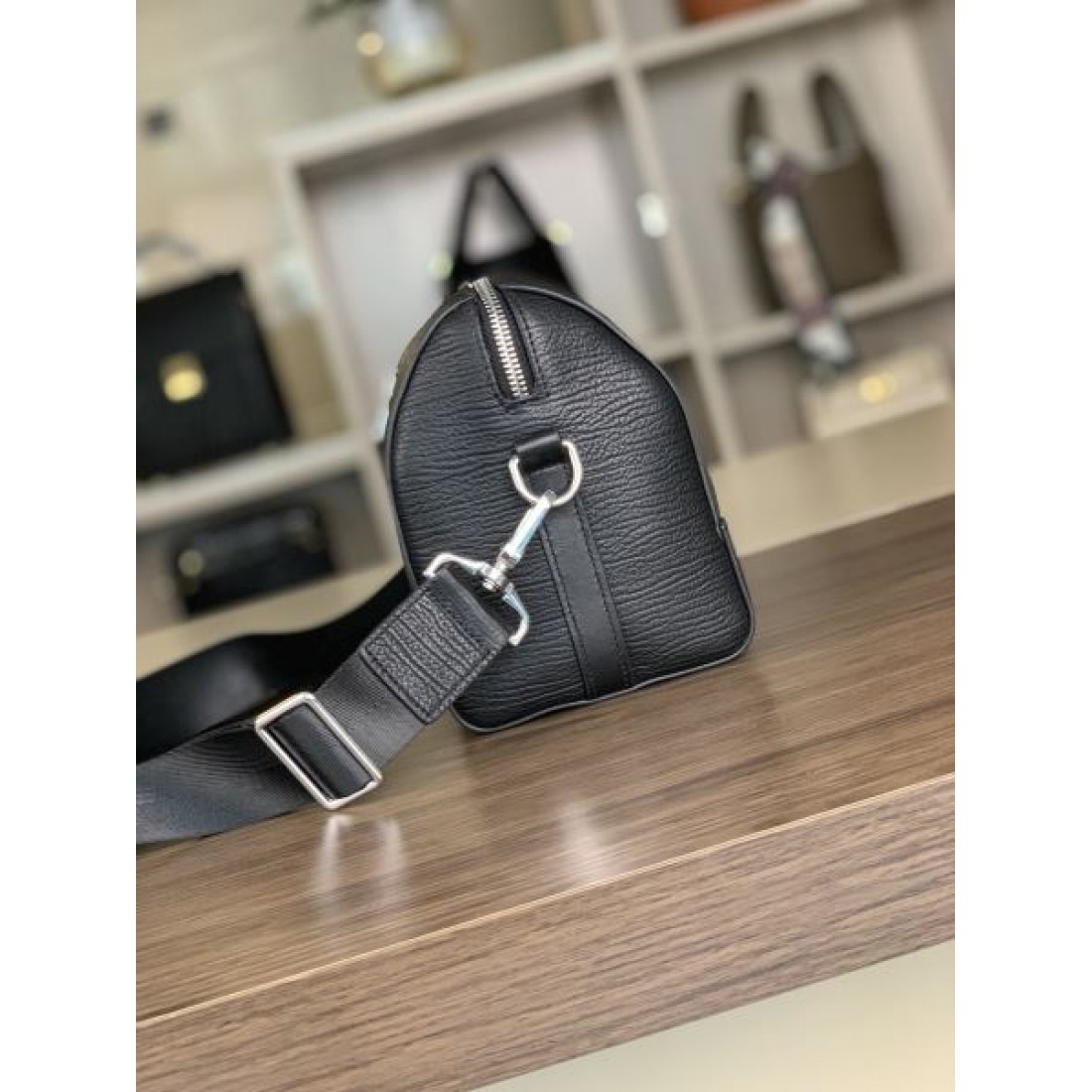 高級感あふれる LOUIS VUITTON ルイヴィトン コピー ショルダーバッグ シンプルで
