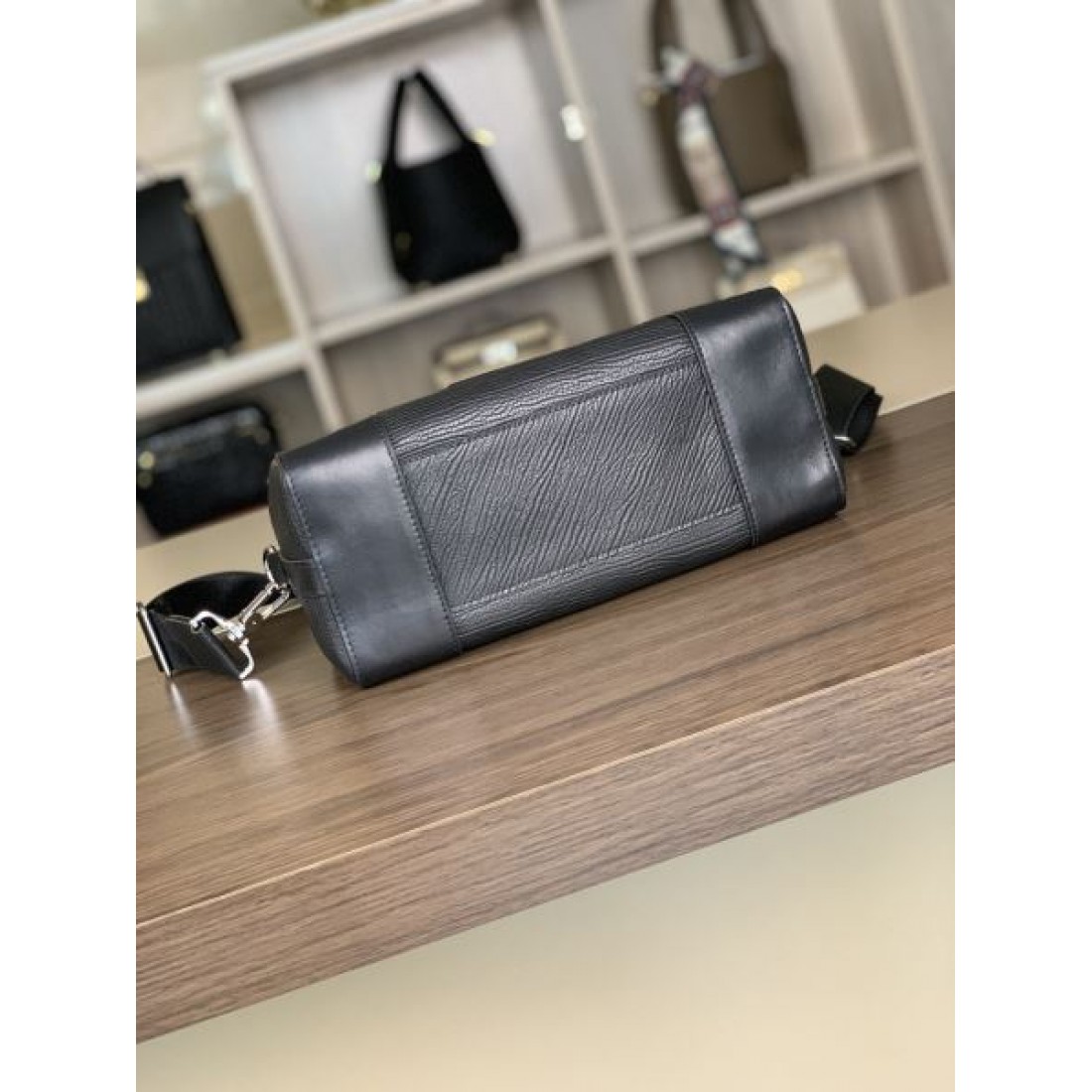 高級感あふれる LOUIS VUITTON ルイヴィトン コピー ショルダーバッグ シンプルで