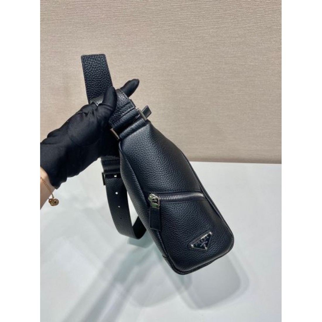 人気の PRADA プラダ コピー ショルダーバッグ エレガントで