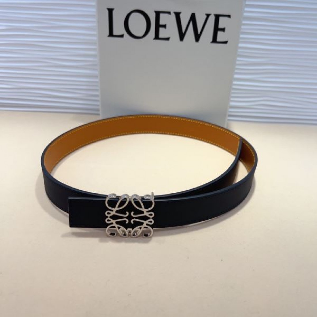  ロエベ コピー ベルト LOEWEで洗練されたモダンな印象を引き立てる