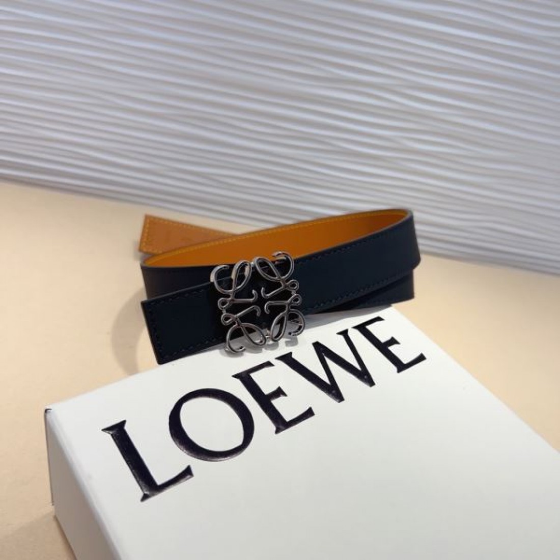  ロエベ コピー ベルト LOEWEで洗練されたモダンな印象を引き立てる