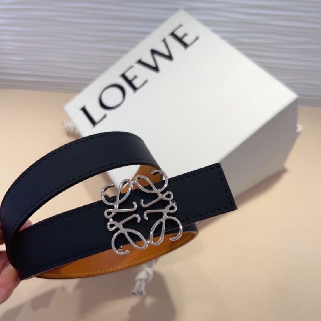 ロエベ コピー ベルト LOEWEで洗練されたモダンな印象を引き立てる