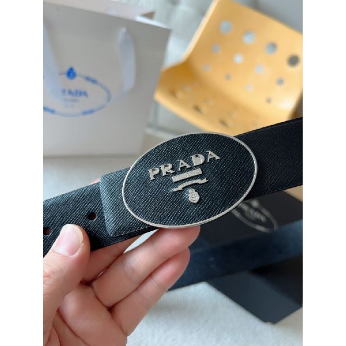 シンプルで現代的な印象 プラダ コピー ベルト PRADA で魅せるスマートスタイル