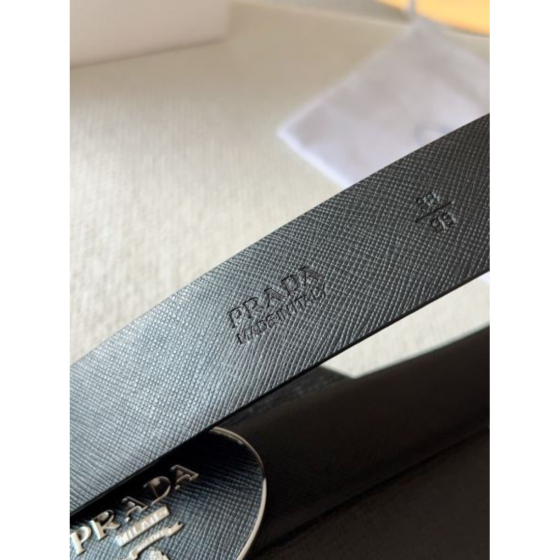 シンプルで現代的な印象 プラダ コピー ベルト PRADA で魅せるスマートスタイル