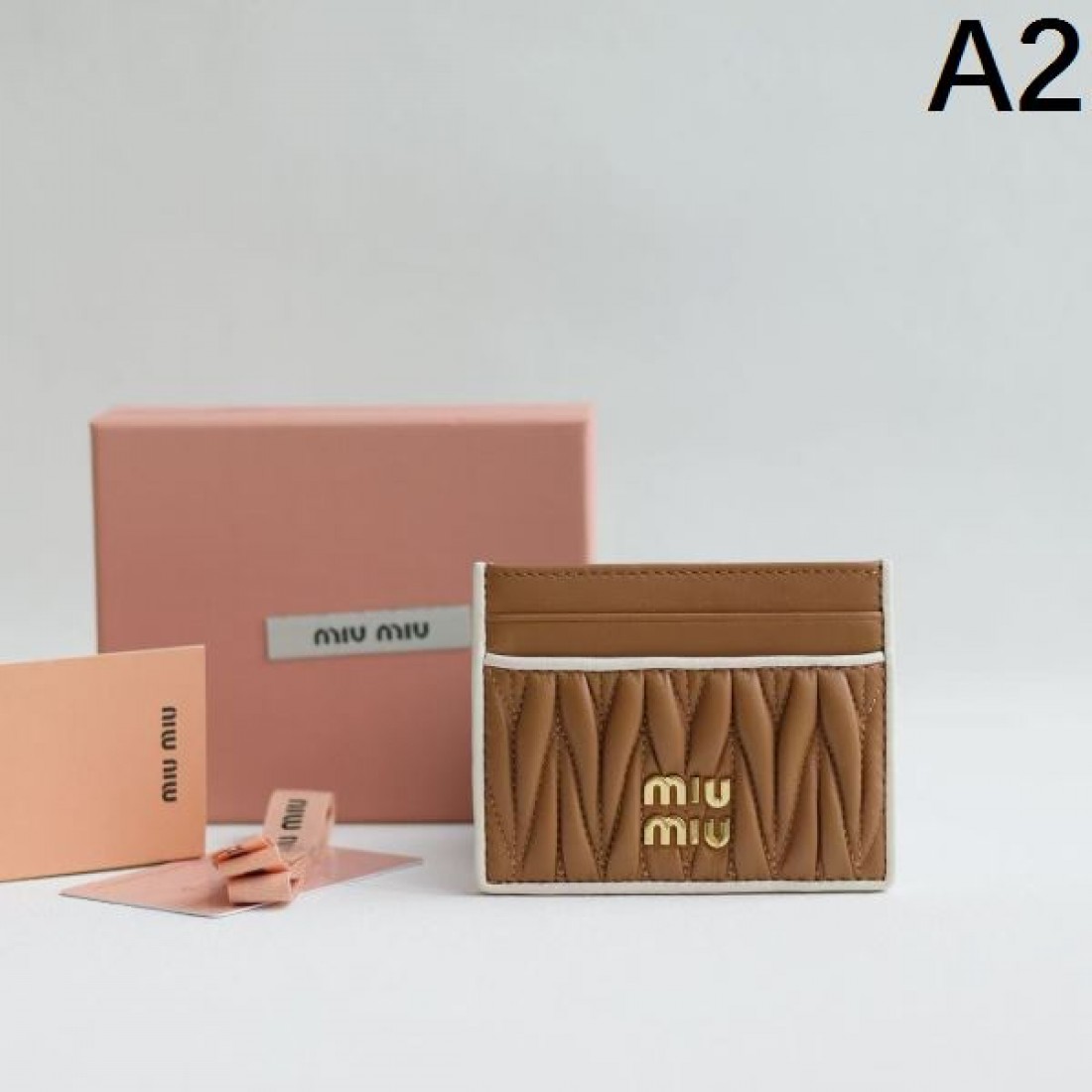  ミュウミュウ コピー カードケース MIU MIU 優雅でフェミニンな印象が光る