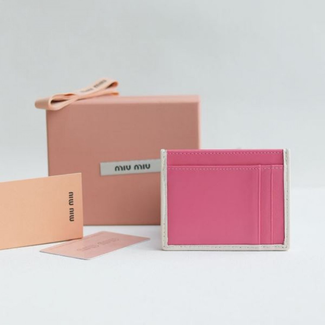  ミュウミュウ コピー カードケース MIU MIU 優雅でフェミニンな印象が光る