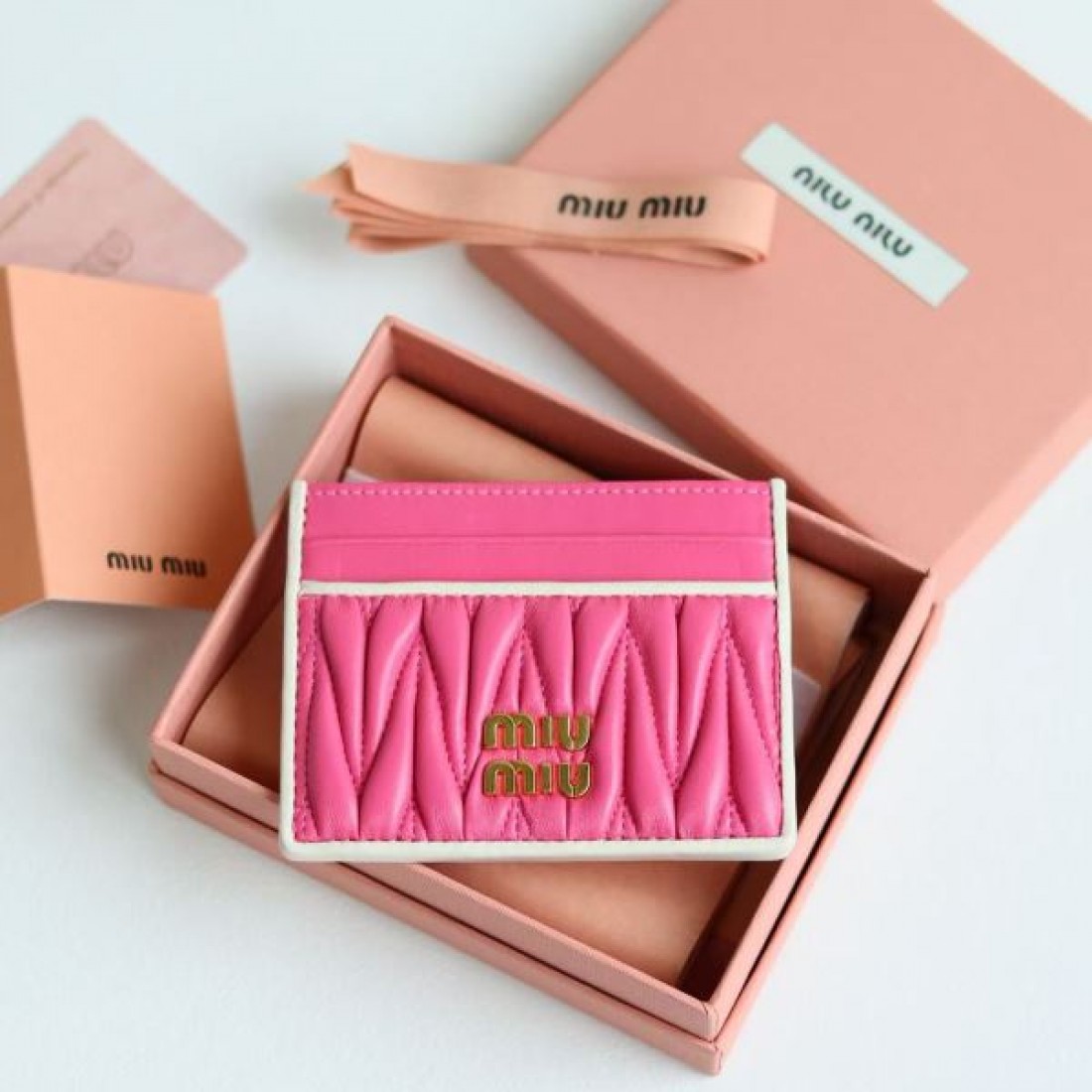  ミュウミュウ コピー カードケース MIU MIU 優雅でフェミニンな印象が光る