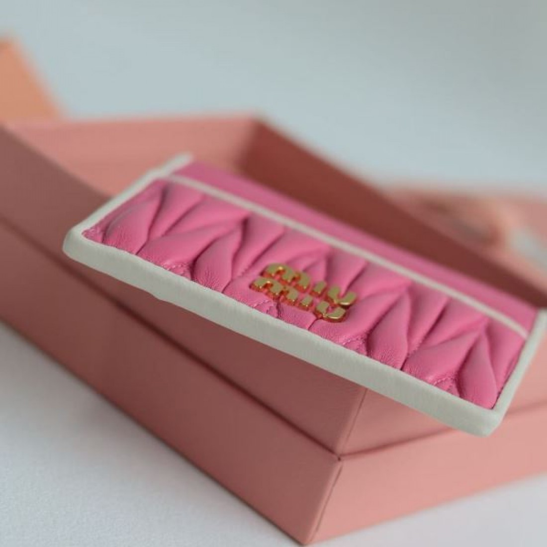  ミュウミュウ コピー カードケース MIU MIU 優雅でフェミニンな印象が光る