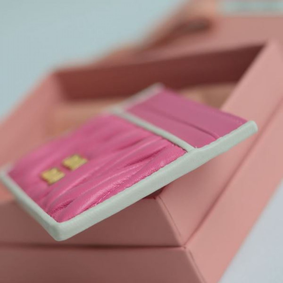  ミュウミュウ コピー カードケース MIU MIU 優雅でフェミニンな印象が光る