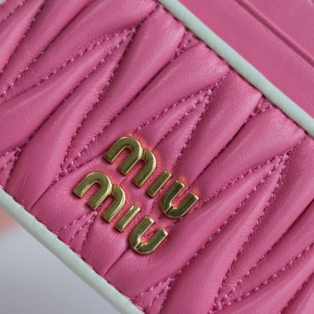  ミュウミュウ コピー カードケース MIU MIU 優雅でフェミニンな印象が光る