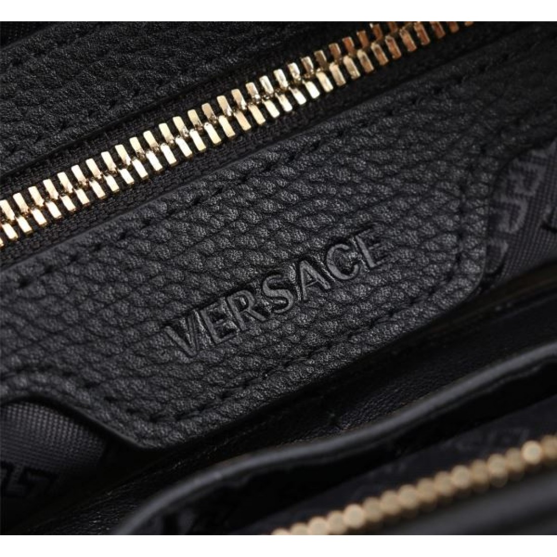 存在感たっぷりの VERSACE ヴェルサーチェ コピー クラッチバッグ ラグジュアリーな