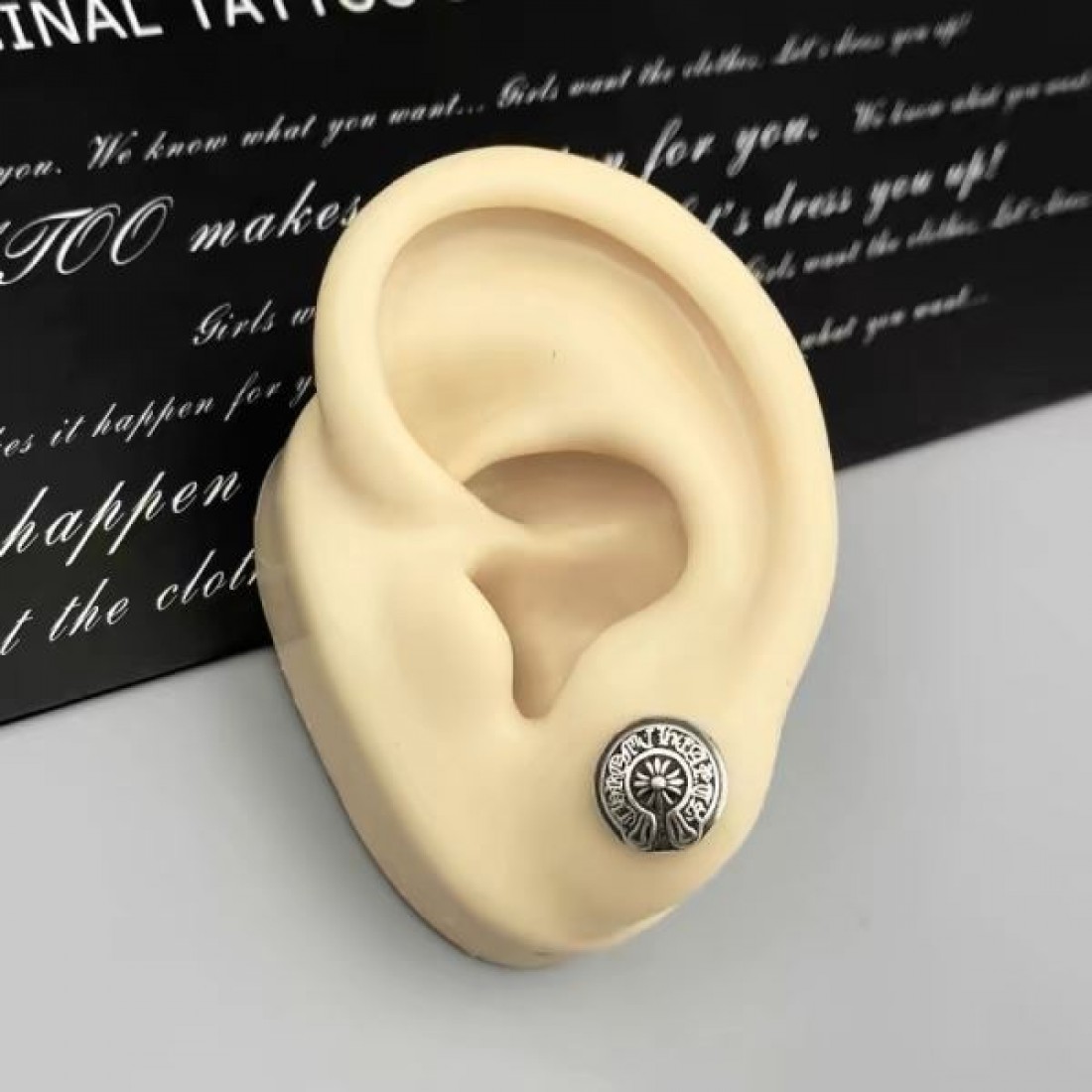 クロムハーツ CHROME HEARTS コピー イヤリング モードな雰囲気を纏う