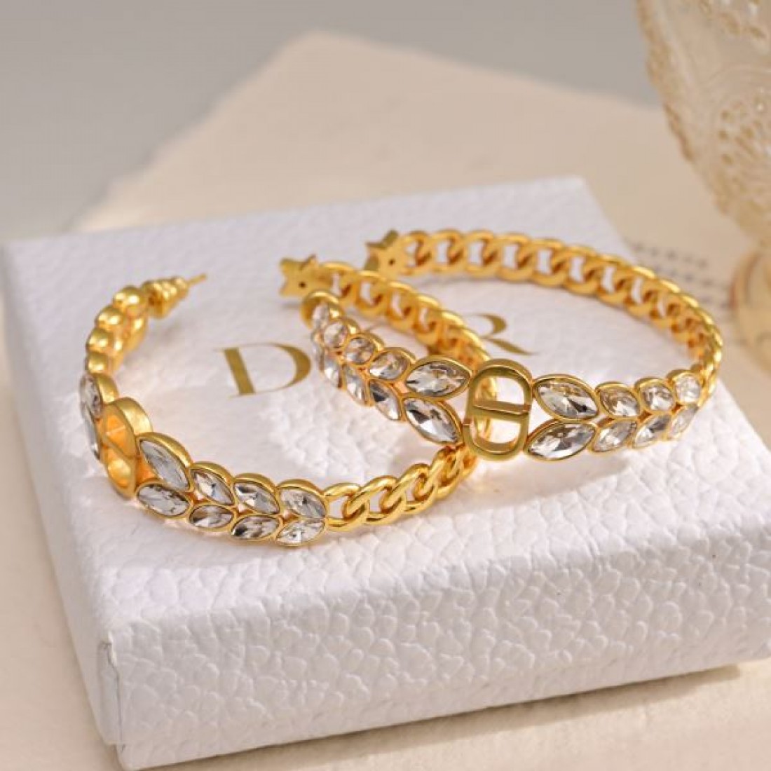 洗練された魅力を放つ コピー イヤリング DIOR ディオール 華やかな印象