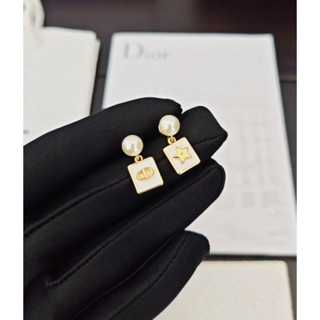  華やかな輝きの DIOR ディオール コピー イヤリング フェミニンで可憐