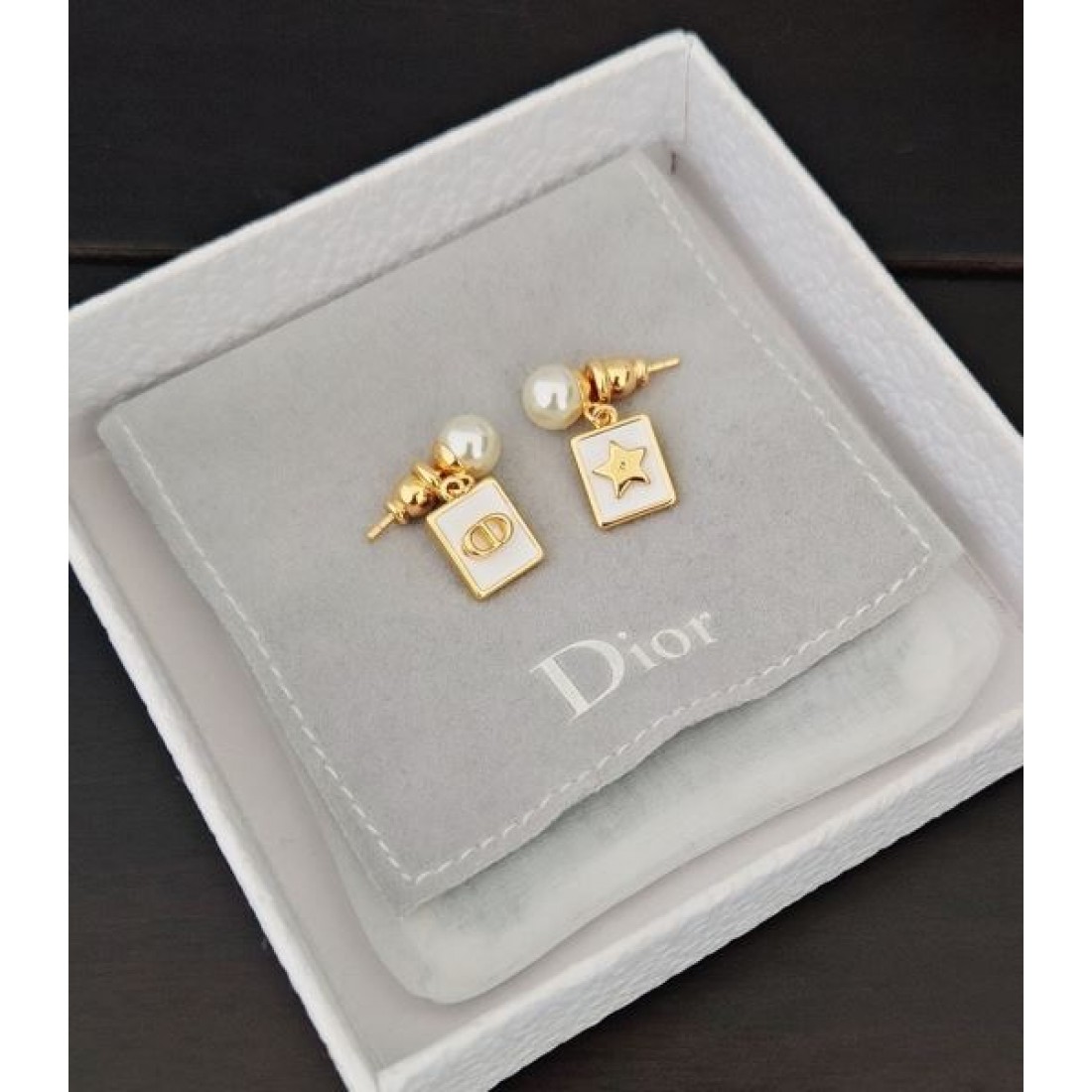  華やかな輝きの DIOR ディオール コピー イヤリング フェミニンで可憐
