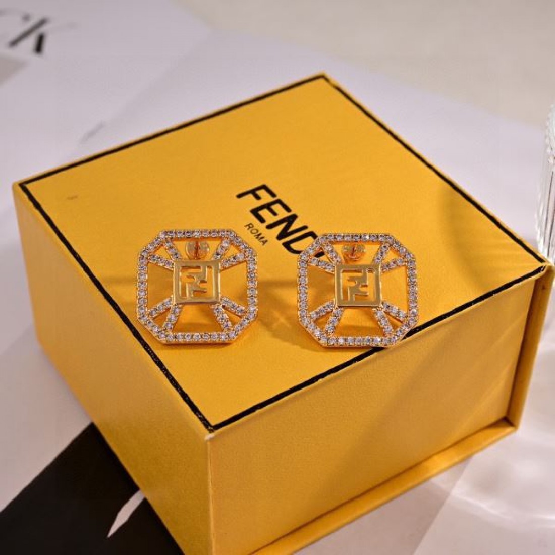FENDI フェンディ コピー イヤリング でモダンに印象的なスタイル