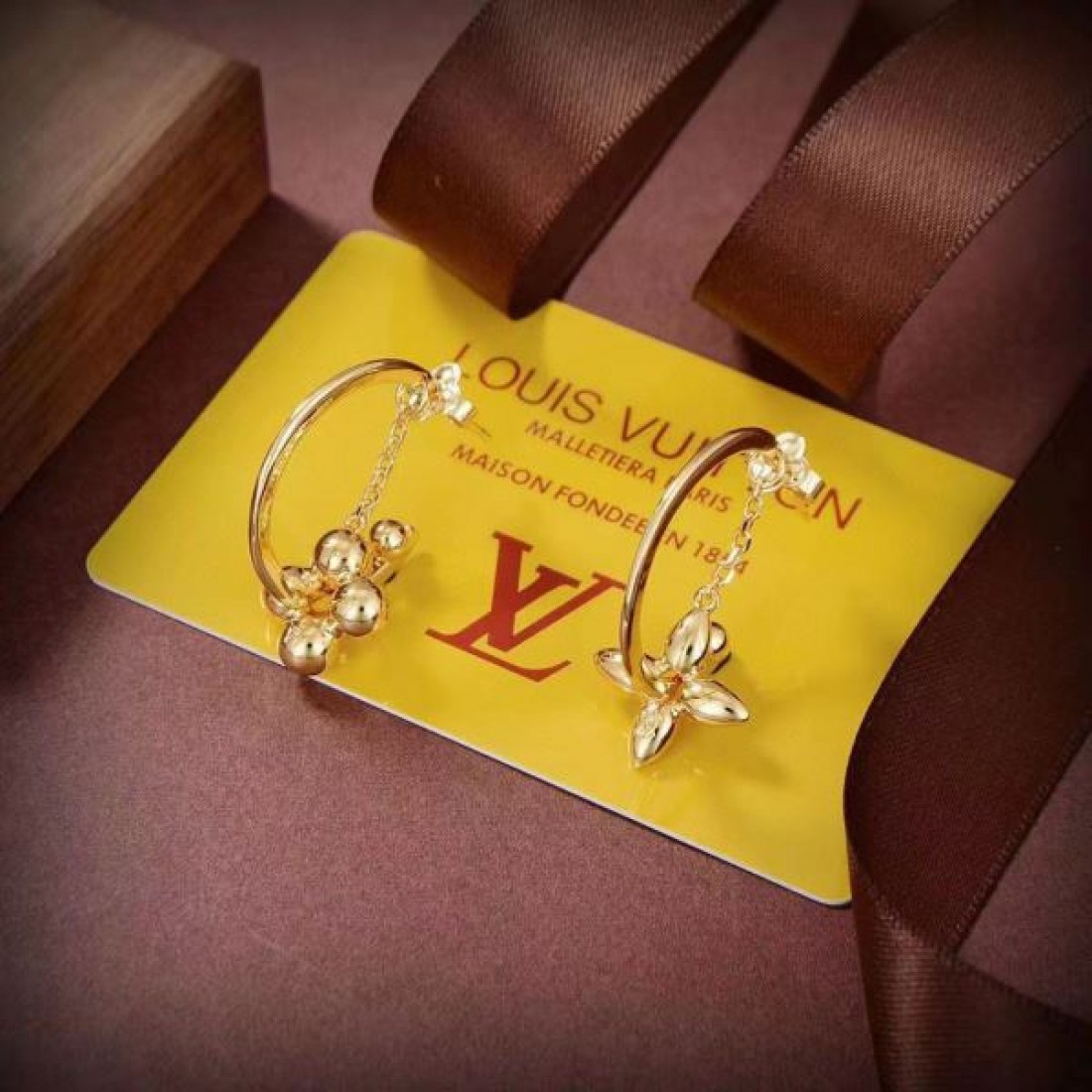 人気の LOUIS VUITTON ルイヴィトン コピー イヤリング でフェミニンに