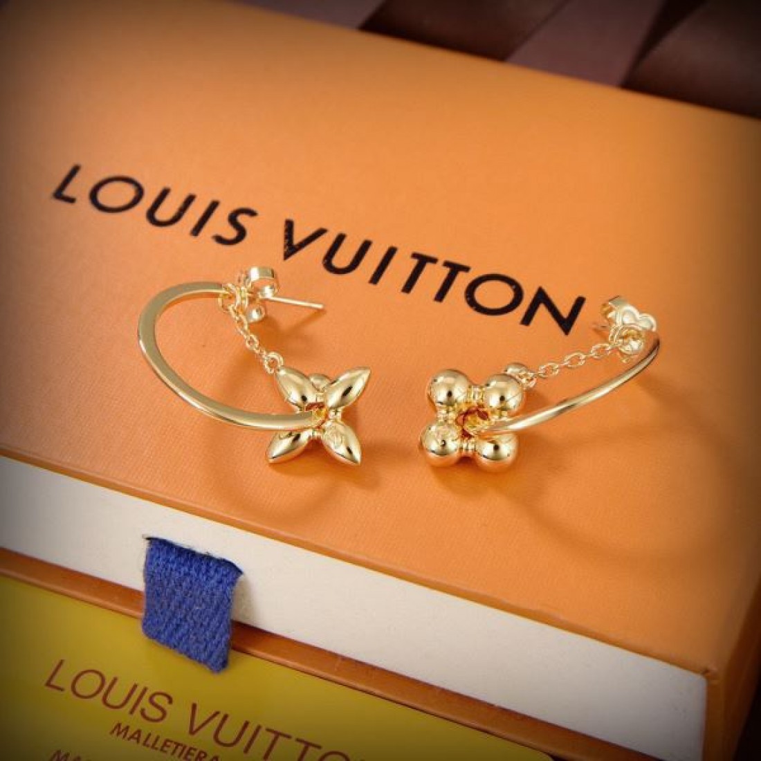 人気の LOUIS VUITTON ルイヴィトン コピー イヤリング でフェミニンに