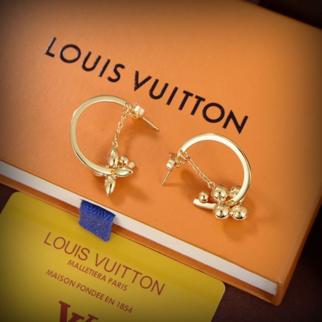 人気の LOUIS VUITTON ルイヴィトン コピー イヤリング でフェミニンに