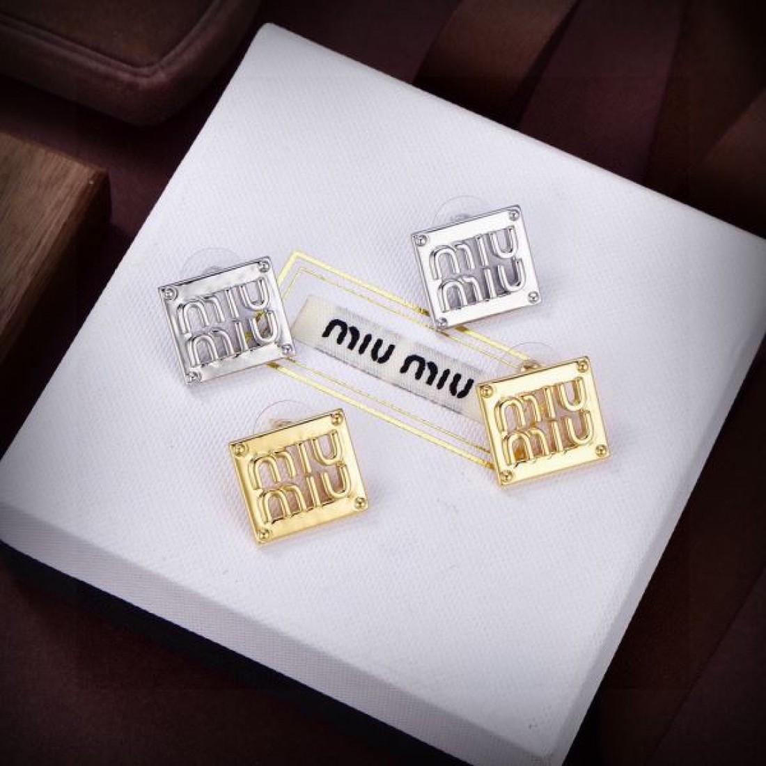 ミュウミュウ MIU MIU コピー イヤリング 可憐でスタイリッシュな仕上がり