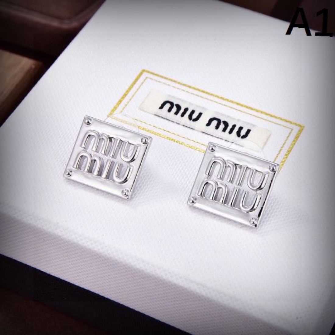 ミュウミュウ MIU MIU コピー イヤリング 可憐でスタイリッシュな仕上がり