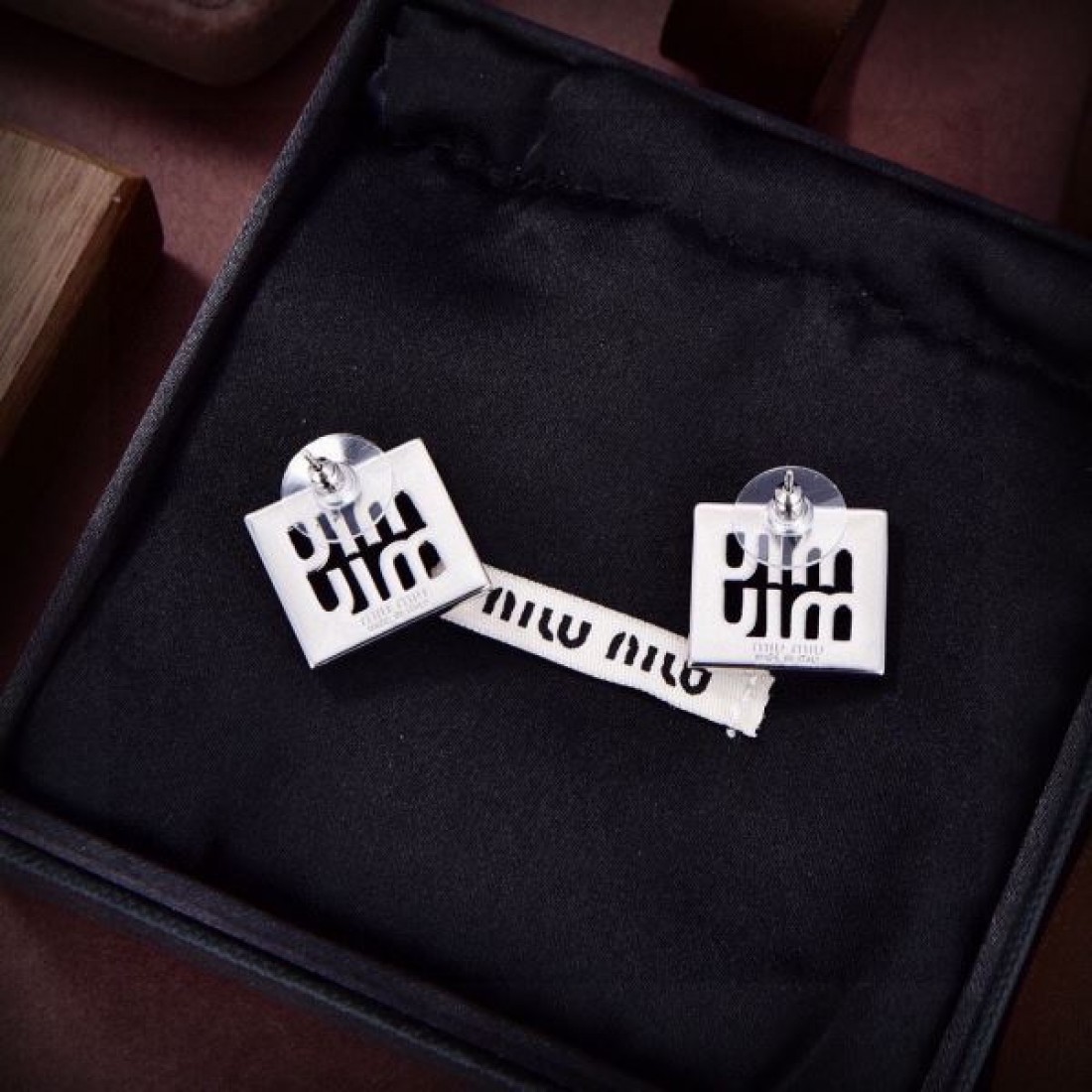 ミュウミュウ MIU MIU コピー イヤリング 可憐でスタイリッシュな仕上がり