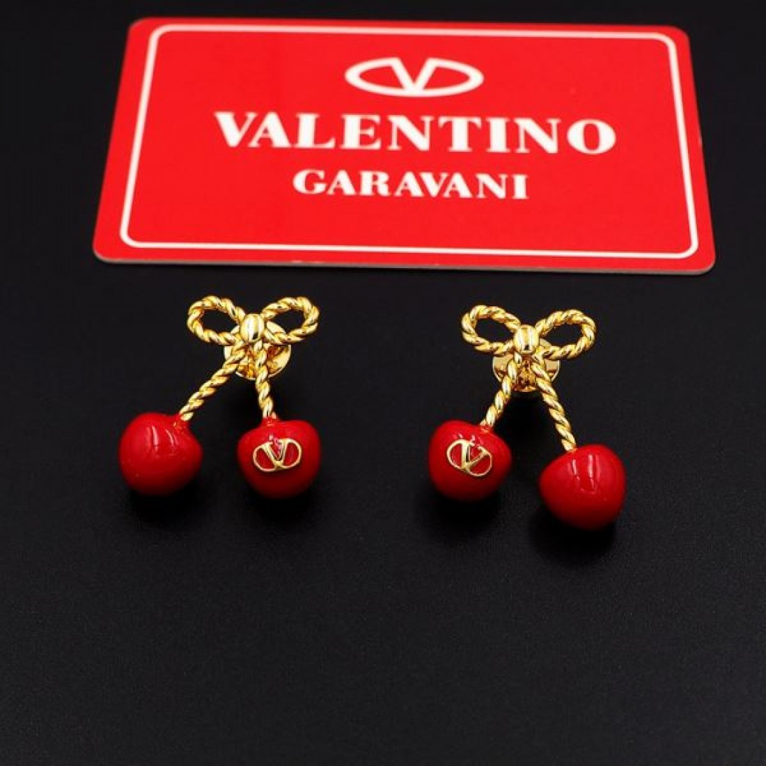 VALENTINO コピー イヤリング ヴァレンティノ 大人っぽくエレガントなデザイン
