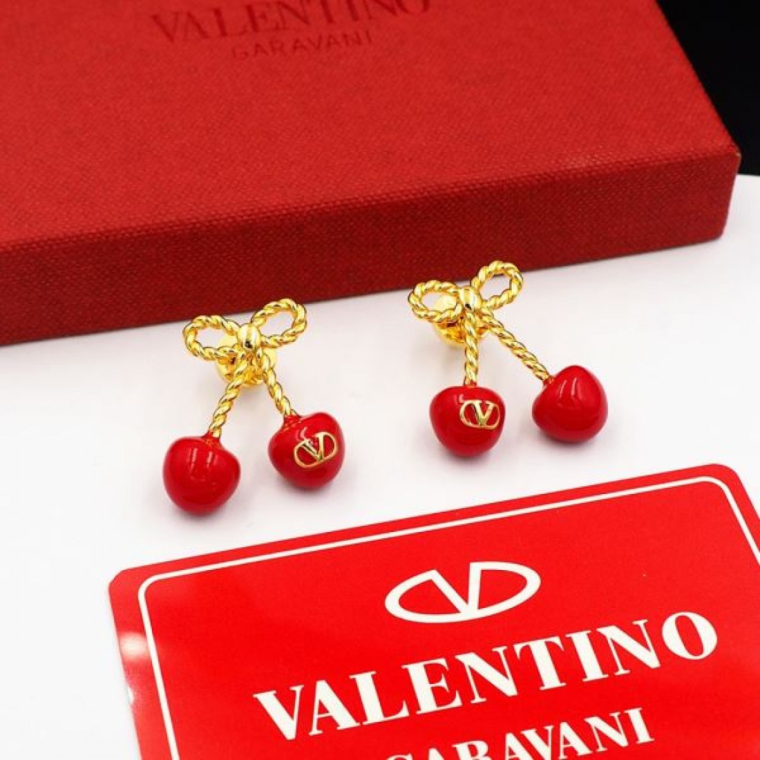 VALENTINO コピー イヤリング ヴァレンティノ 大人っぽくエレガントなデザイン