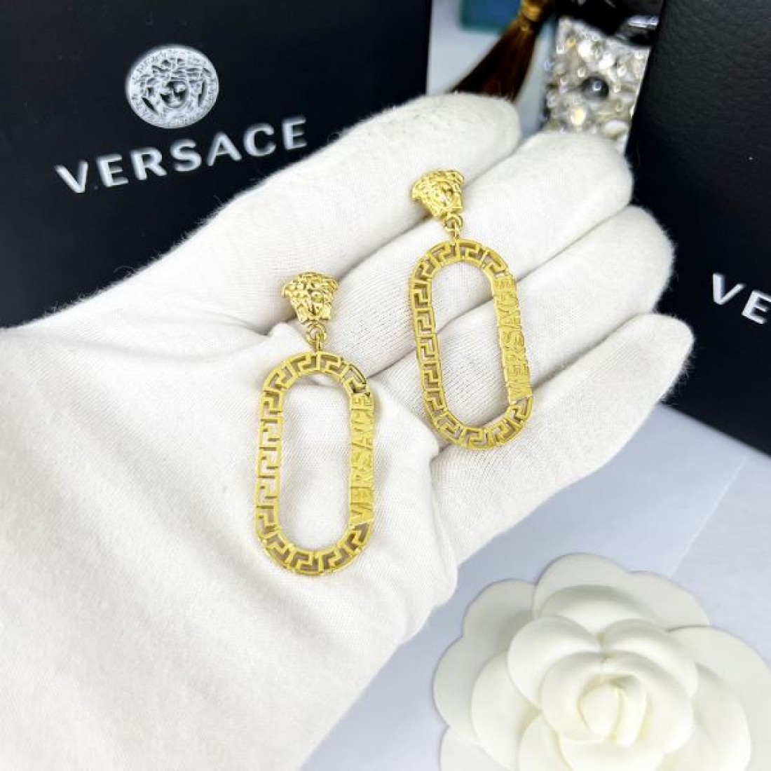 ラグジュアリーで魅力的な VERSACE ヴェルサーチェ コピー イヤリング 華やかな印象