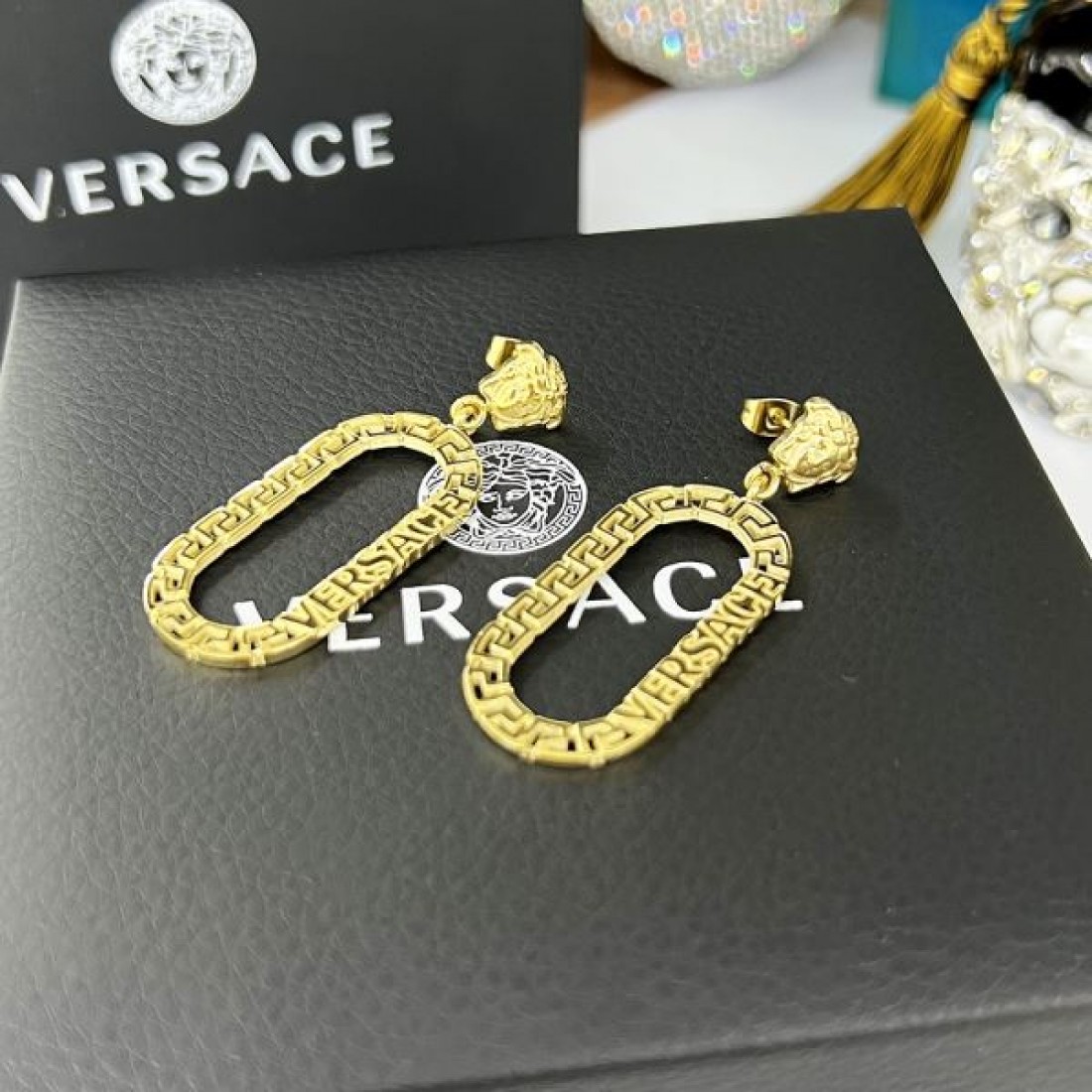 ラグジュアリーで魅力的な VERSACE ヴェルサーチェ コピー イヤリング 華やかな印象