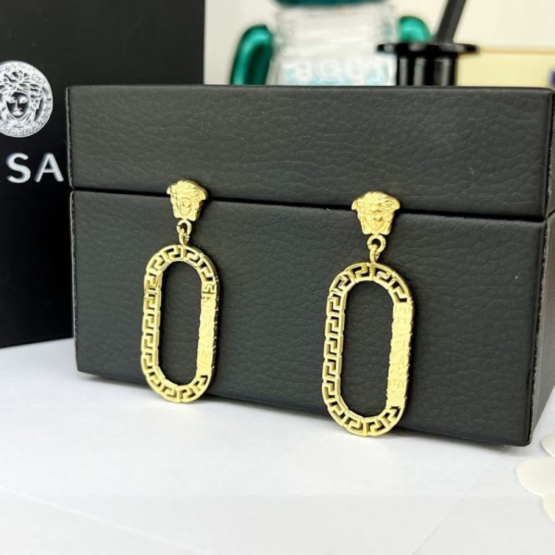 ラグジュアリーで魅力的な VERSACE ヴェルサーチェ コピー イヤリング 華やかな印象
