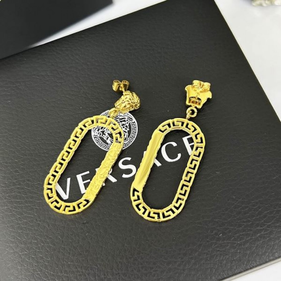 ラグジュアリーで魅力的な VERSACE ヴェルサーチェ コピー イヤリング 華やかな印象
