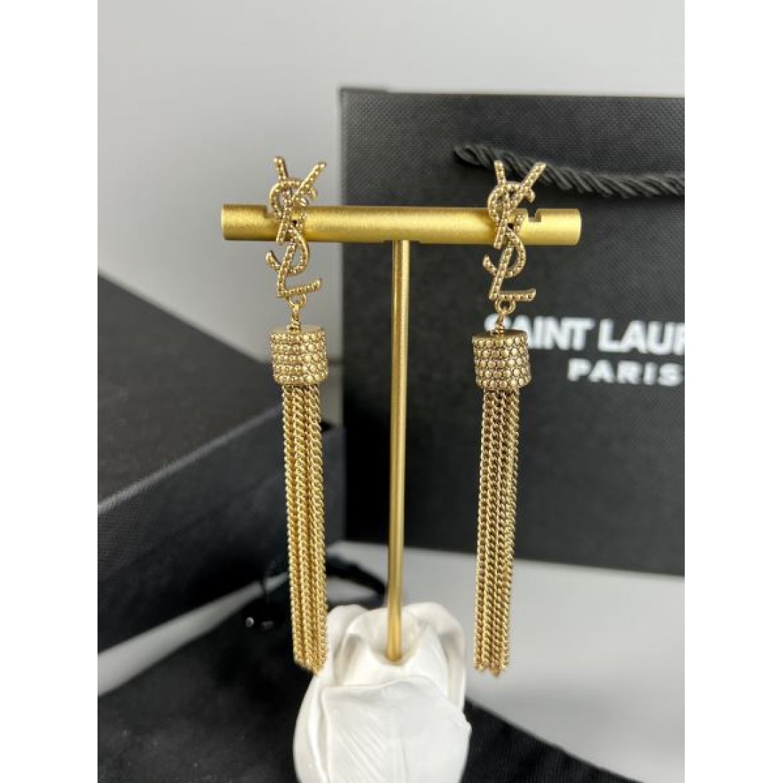  洗練された雰囲気を纏う イヴサンローラン コピー イヤリング YSL 特別な魅力