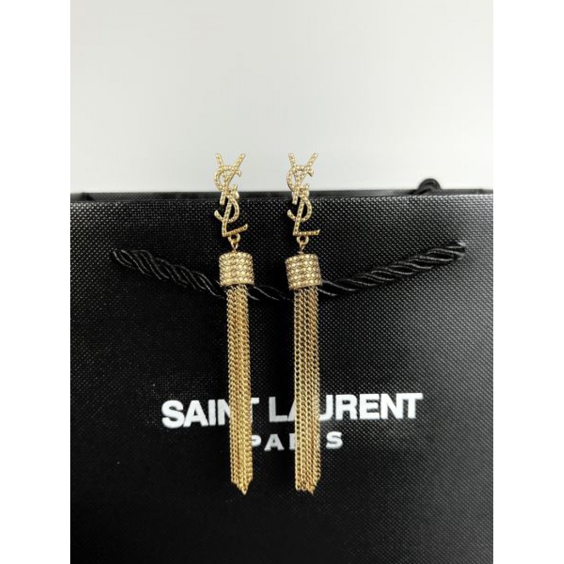  洗練された雰囲気を纏う イヴサンローラン コピー イヤリング YSL 特別な魅力
