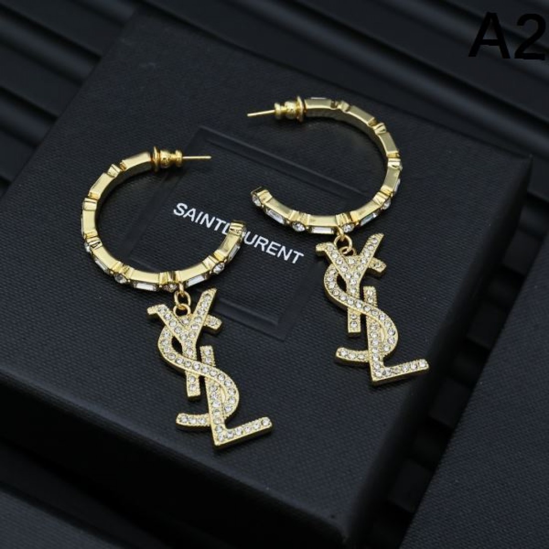  魅惑的で存在感ある YSL イヴサンローラン コピー イヤリング 華やかな輝き