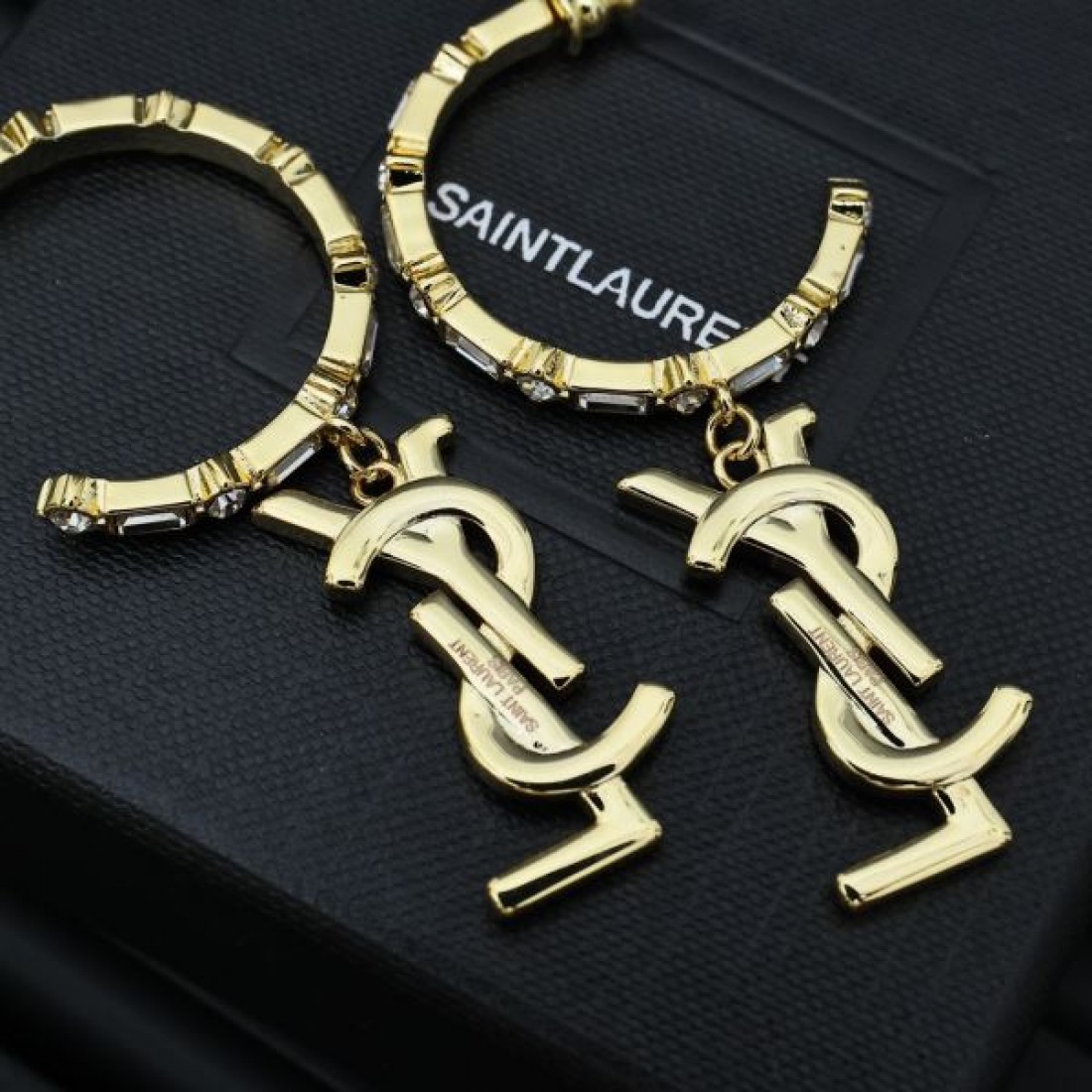 魅惑的で存在感ある YSL イヴサンローラン コピー イヤリング 華やかな輝き