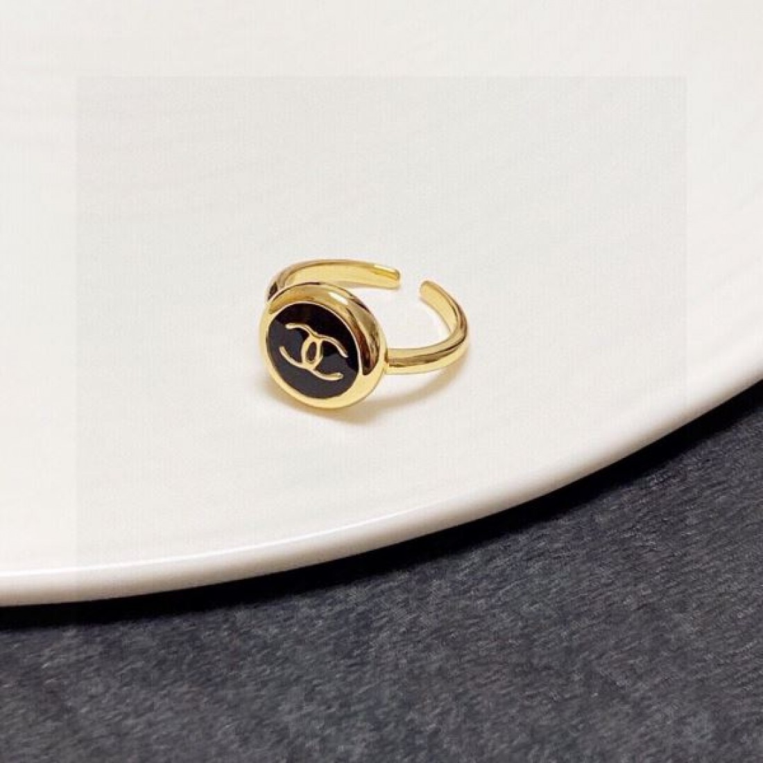上品な輝きを放つ シャネル CHANEL スーパーコピー リング 魅惑的に