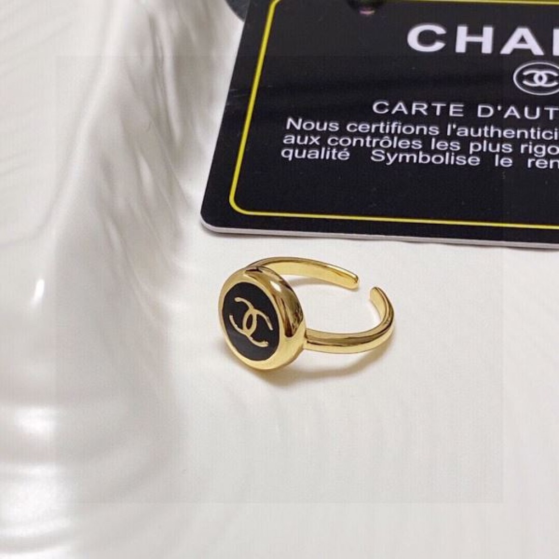 上品な輝きを放つ シャネル CHANEL スーパーコピー リング 魅惑的に