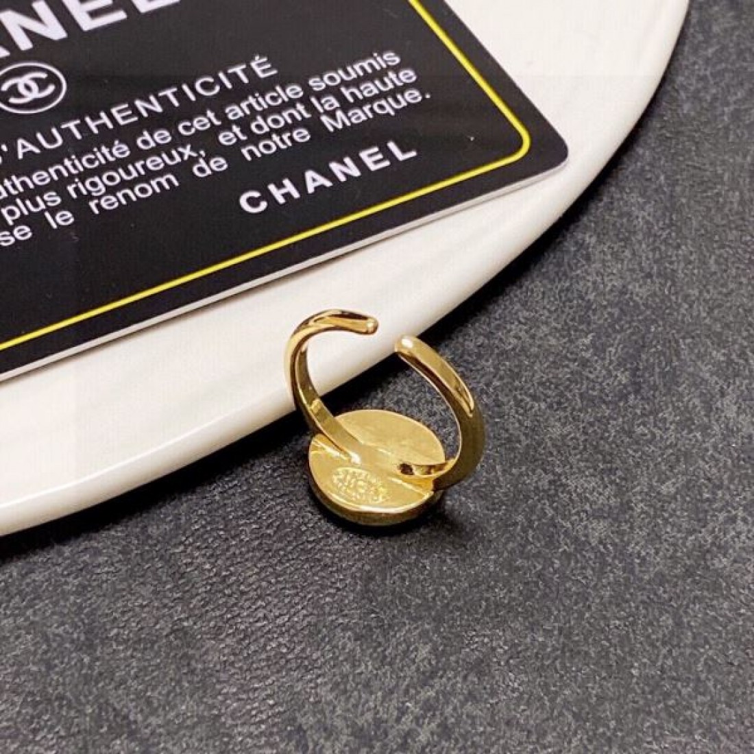 上品な輝きを放つ シャネル CHANEL スーパーコピー リング 魅惑的に